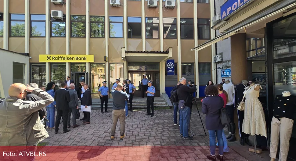 Burno u Tesliću: Sjednica Skupštine prekinuta, reagovala i policija
